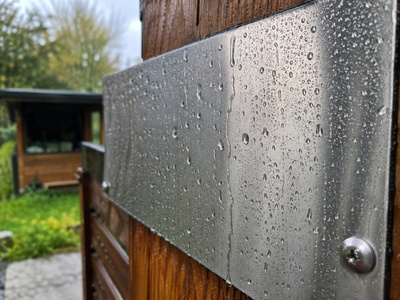 Korrosionsbeständigkeit eines Blechs an einer Gartenhütte